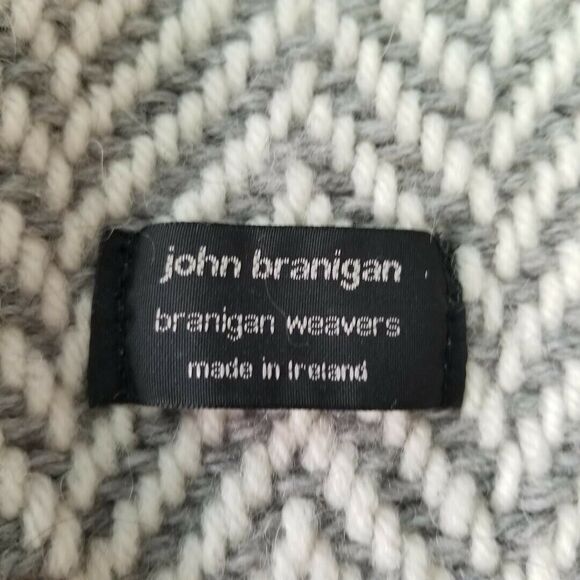 John Branigan Weavers Women's Gray & White Woven Fringe Scarf Made in Ireland - Picture 2 of 3